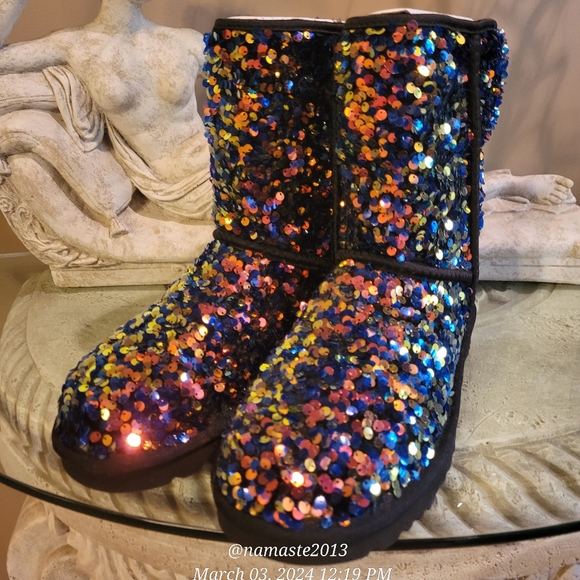 Ugg Sequin Stellar Short Boot NWOT Suede Fur logo Designer 7 Black #730 - Picture 9 of 16